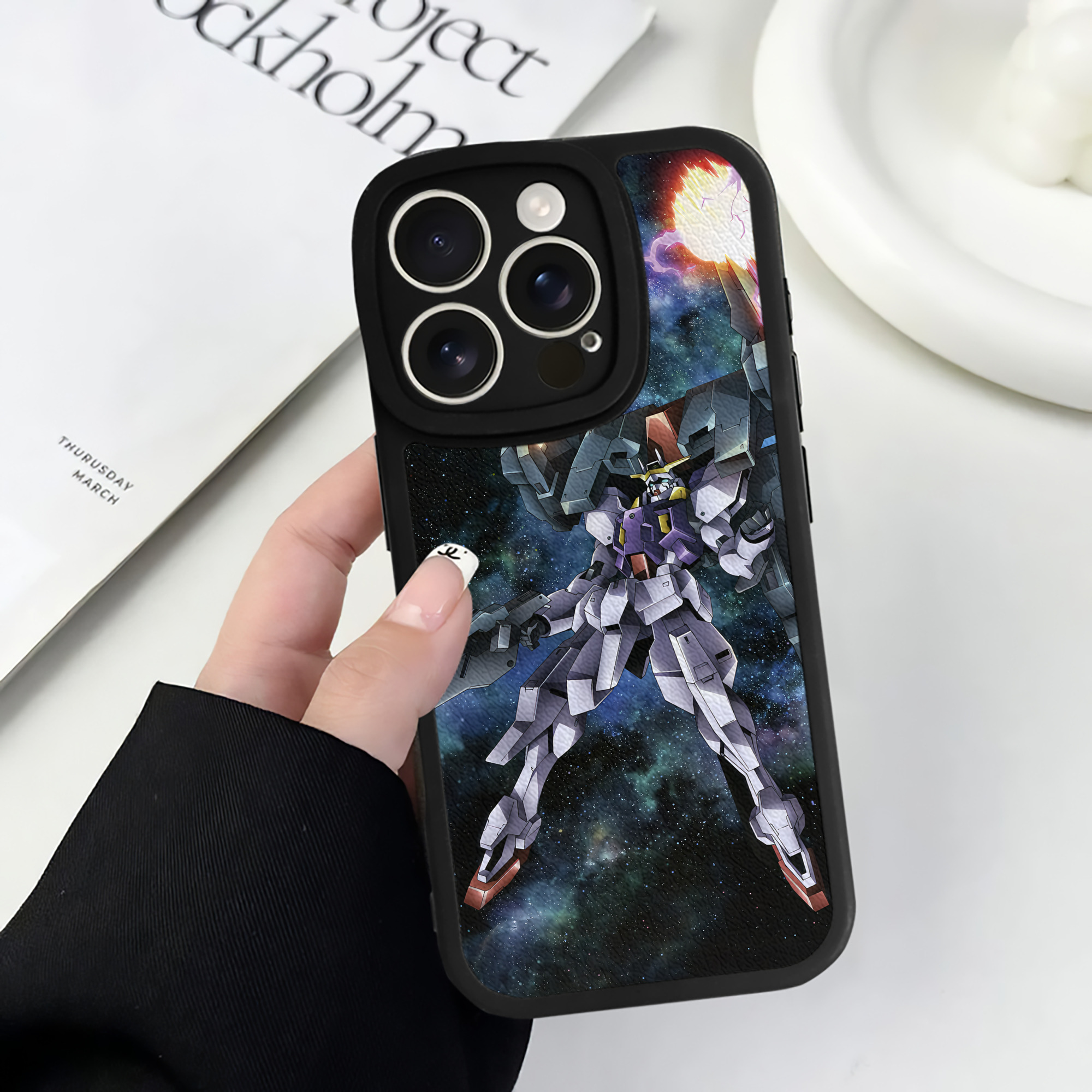 （画像用） 機動戦士ガンダム Mobile Suit Gundam 【iPhone 16シリーズ対応】シリコンスマホケース（レザー調） 材質：シリコン